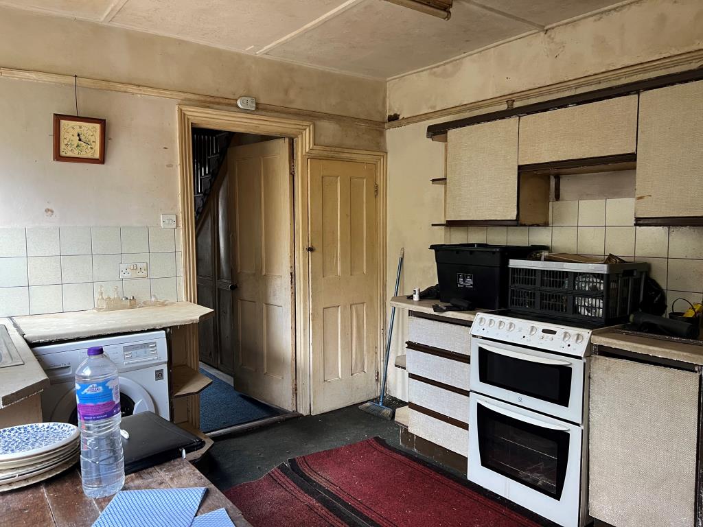 Lot: 141 - SEMI-DETACHED HOUSE WITH GARDENS AND PARKING FOR UPDATING - Kitchen